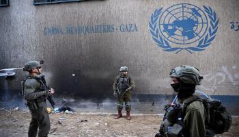 جنود إسرائيليون أمام مقر الأونروا في غزة - رويترز