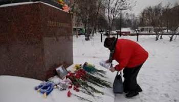 Les résidents de Sébastopol déposent des fleurs au mémorial improvisé