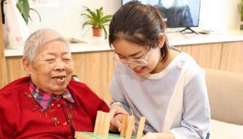مقدمو الرعاية الصحية في الصين.. عائلة للمسنين