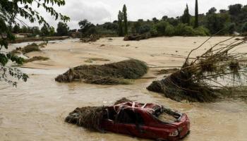 Des véhicules frappés par de fortes pluies à Madrid