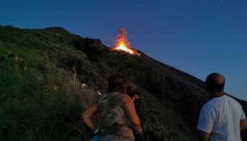 Italie: Les touristes fascinés par l'éruption spectaculaire du stromboli
