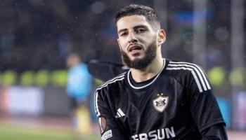 ياسين بنزية نجم منتخب الجزائر