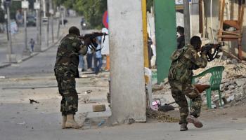 عنصران من الأمن الصومالي خلال مواجهة سابقة مع عناصر حركة الشباب الإرهابية