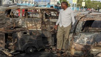 رجل بمقديشو ينظر إلى الدمار إثر انفجار السيارة المفخخة