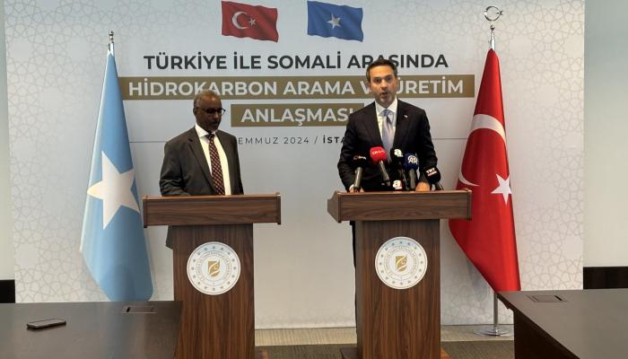 وزير الطاقة التركي في مؤتمر صحفي مع وزير البترول الصومالي 