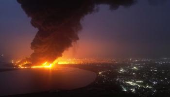 دخان يتصاعد من حريق عقب غارة جوية إسرائيلية في الحديدة باليمن