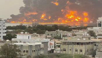النيران تشتعل بميناء الحديدة إثر القصف الإسرائيلي