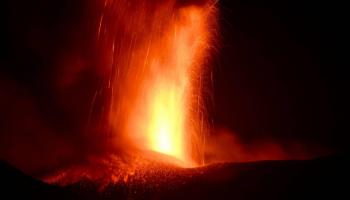 Italie: L'éruption de l'Etna interrompt les vols à Catane en pleine saison touristique