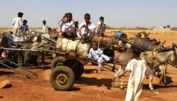 أطفال سودانيون يتجمعون قرب بئر للمياه - أرشيفية