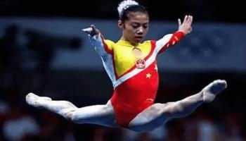 لاعبة الجمباز الصينية دونغ فانغشياو