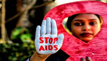 سيدة تطالب بوقف انتشار الإيدز