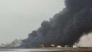 سحابة دخان أسود تتصاعد من ميناء الحديدة بعد غارة إسرائيلية - متداولة