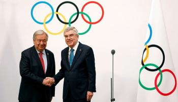 غوتيريش يصافح رئيس اللجنة الأولمبية الدولية توماس باخ 