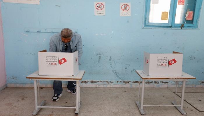 مواطن يدلي بصوته في أحد الاستحقاقات الانتخابية بتونس