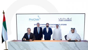 جانب من توقيع مذكرة التفاهم بين غرف دبي و«برو تشيلي»