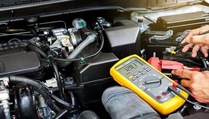 هل يمكن إصلاح مشاكل بطارية السيارة أم يجب استبدالها؟