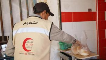 تقديم مساعدات إماراتية في غزة