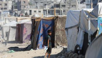 طفل فلسطيني في مخيم نازحين في قطاع غزة