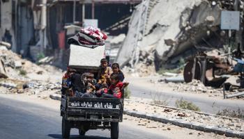 فلسطينيون يفرون من دير البلح