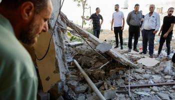 فلسطينيون يتفقدون الدمار في طوباس بالضفة