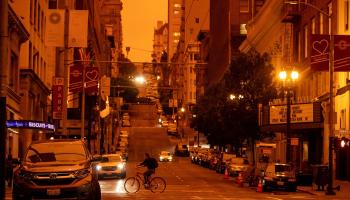 Incendies en Californie : Un ciel orange et étouffant à Oro Grande