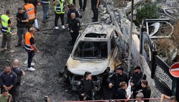 آثار غارة شنها حزب الله على منطقة حيفا بإسرائيل