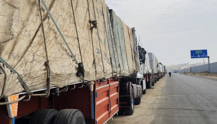 شاحنات مساعدات قرب معبر رفح من الجانب المصري في انتظار وقف إطلاق النار