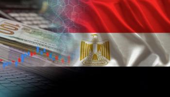 علم مصر وفي الخلفية أوراق نقدية من الدولار الأمريكي (مصدر الصورة: Shutterstock)