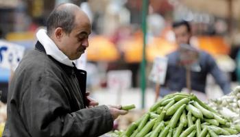 رجل يشتري الخضروات في سوق بمصر