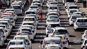 Vidéo - Grève des chauffeurs de taxi en Espagne : des milliers de taxis paralysent le trafic face à la hausse des assurances