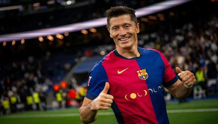 روبرت ليفاندوفسكي مهاجم برشلونة
