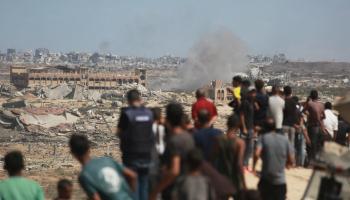 فلسطينيون يشاهدون تصاعد الدخان جراء الغارات الإسرائيلية