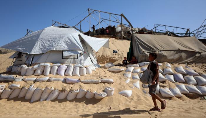 طفل فلسطيني نازح في خان يونس