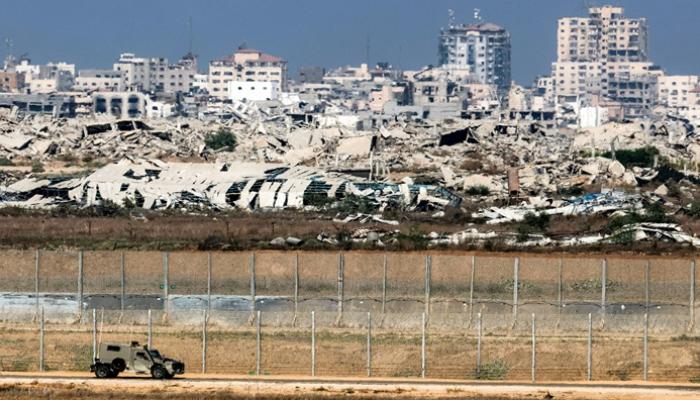 مبان مدمرة جراء الغارات الإسرائيلية على غزة