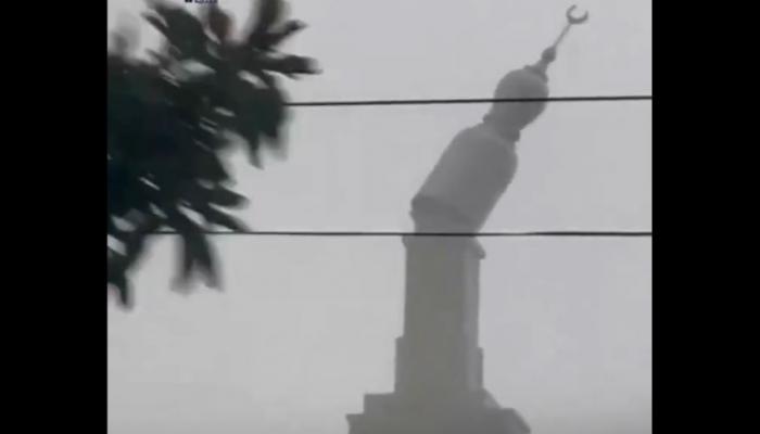 رياح عاتية تطيح بمئذنة مسجد في إندونيسيا