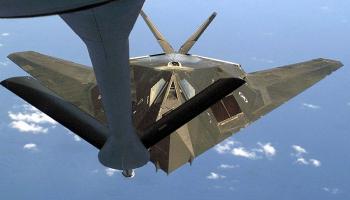 إف-117 أثناء التزود بالوقود