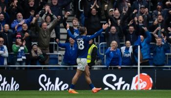 جاك غريليش بقميص إيفرتون