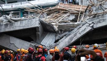 انهيار مدرسة في إندونيسيا