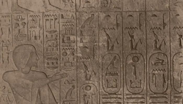 لوحة أثرية نادرة تختفي من سقارة في مصر