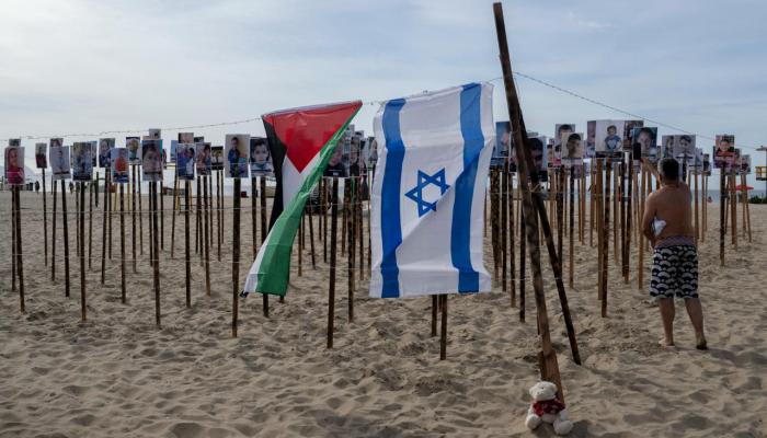 علما فلسطين وإسرائيل على عمل فني على شاطئ كوباكابانا في ريو دي جانيرو