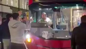 سائق حافلة يرتدي قميص ليفربول