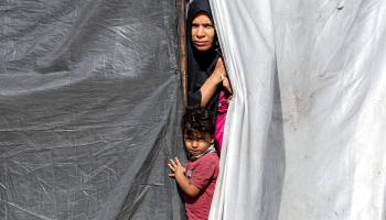 نازحة فلسطينية وابنتها بمخيم النصيرات