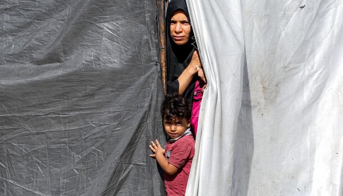 نازحة فلسطينية وابنتها بمخيم النصيرات