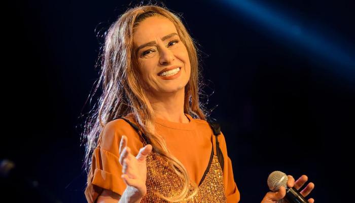بلديز تيلبي تخلع شعرها المستعار على المسرح
