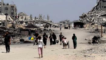 فلسطينيون وسط الدمار بغزة