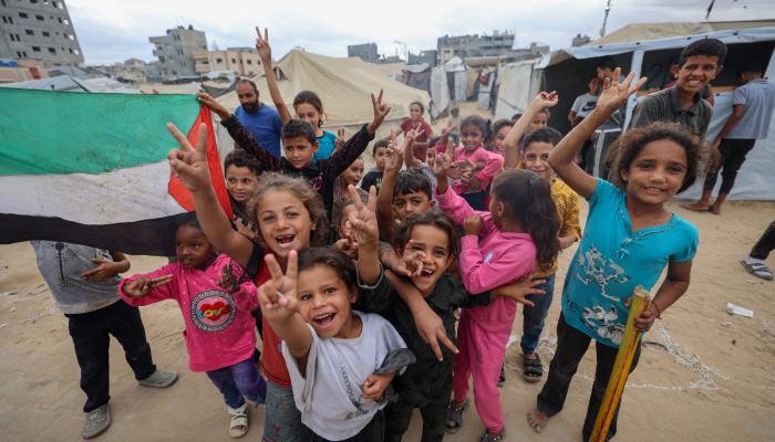 أطفال فلسطينيون يحتفلون في مخيم للنازحين في النصيرات