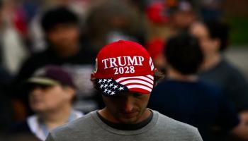 رجل يرتدي قبعة 