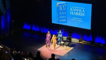 كامالا هاريس خلال ترويجها للكتاب