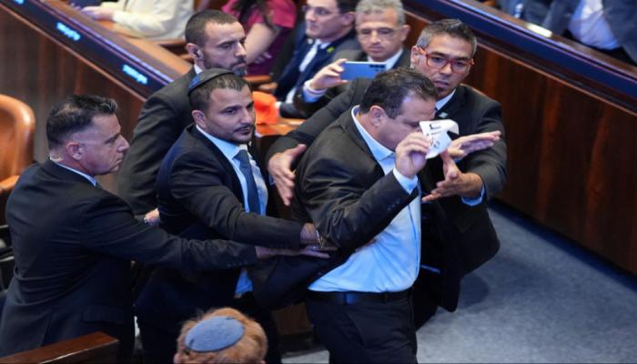 النائب أيمن عودة خلال إخراجه من القاعة