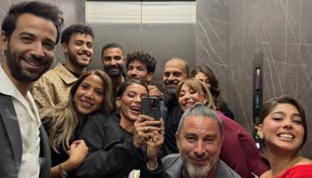 هادي الباجوري مع عدد من الفنانين وخطيبته